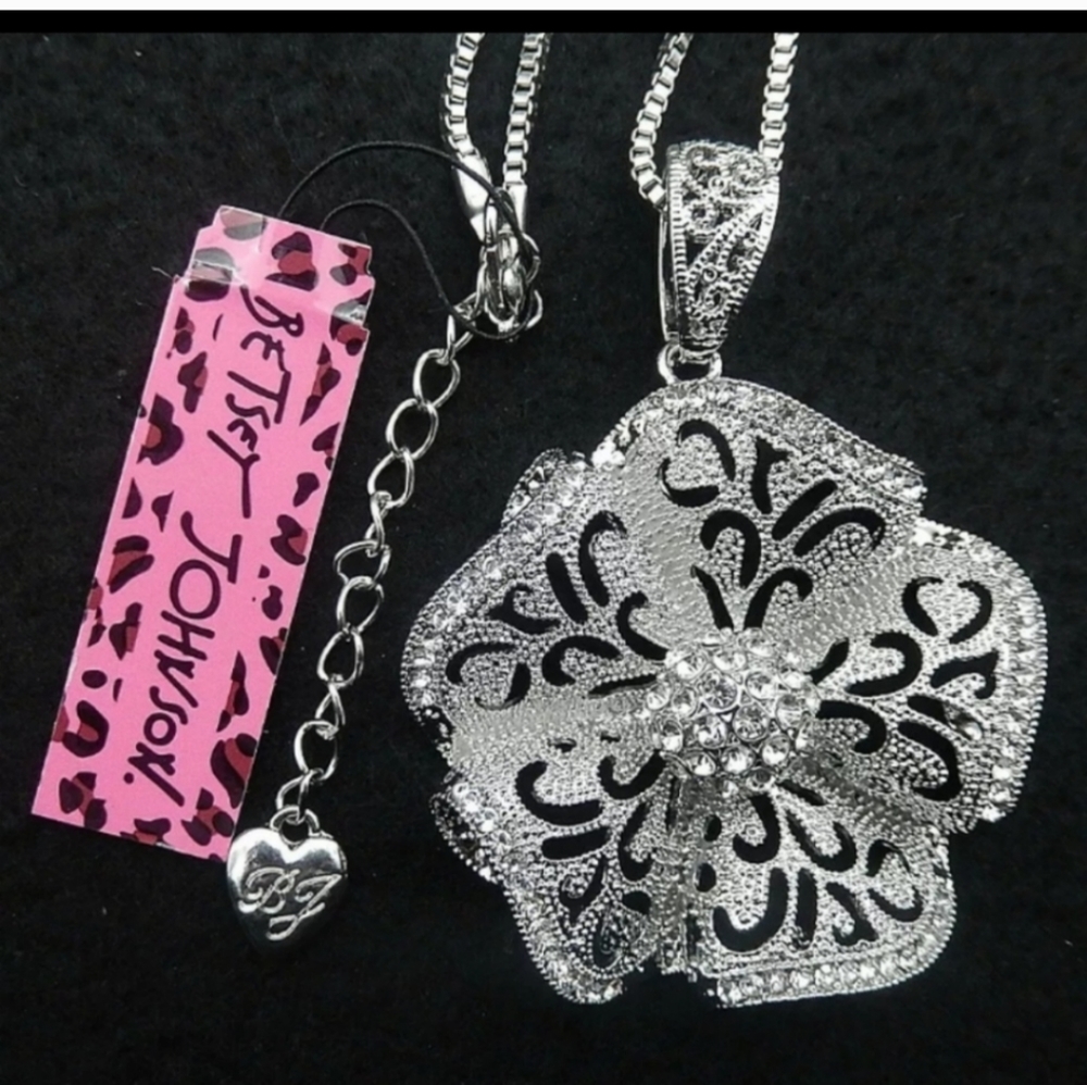 New silver pendant necklace 27"